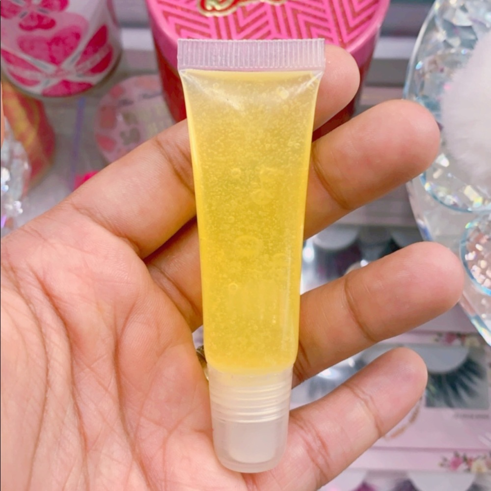 Lipgloss 100% vegan and hand made. 🎀